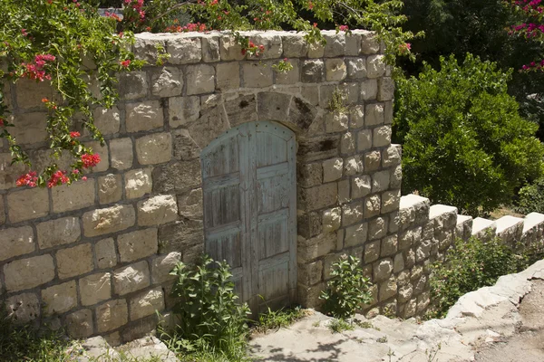 Stare drzwi wyblakły — Zdjęcie stockowe