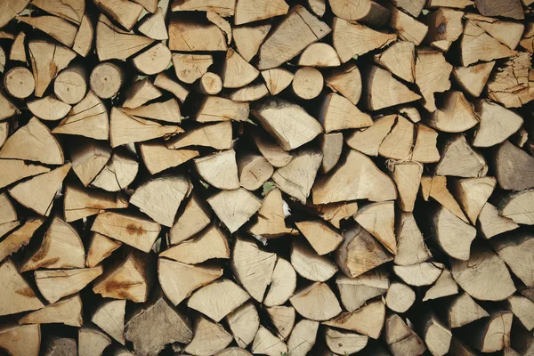 Ateş için odun kesmek