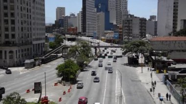 Avenue Sao Paulo şehrinin içinde araçların trafik