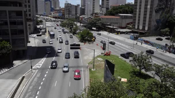 Ruch samochodów w alei miasta Sao Paulo — Wideo stockowe