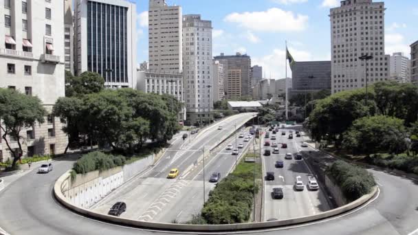 Tráfico de coches en avenida de la ciudad Sao Paulo — Vídeos de Stock