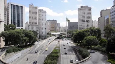 Avenue Sao Paulo şehrinin içinde araçların trafik