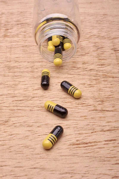 Cápsulas ou comprimidos de medicamento de garrafa transparente — Fotografia de Stock