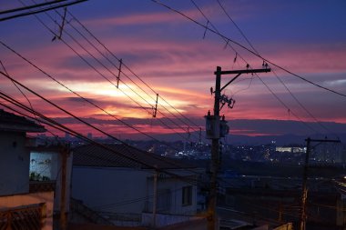 Günbatımı içinde banliyö bölgesi Sao Paulo