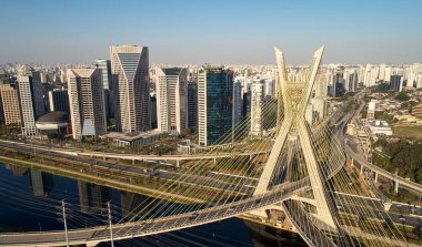 Sao Paulo şehrindeki Pinheiros nehri ve Marginal Pinheiros üzerinde bulunan Estaiada köprüsü (Ponte Estaiada). Brezilya.