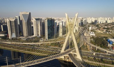 Sao Paulo şehrindeki Pinheiros nehri ve Marginal Pinheiros üzerinde bulunan Estaiada köprüsü (Ponte Estaiada). Brezilya.
