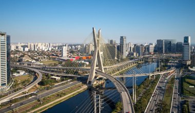 Sao Paulo şehrindeki Pinheiros nehri ve Marginal Pinheiros üzerinde bulunan Estaiada köprüsü (Ponte Estaiada). Brezilya.