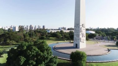 Ibirapuera Parkı 'nın yanındaki Sao Paulo şehri ve dikilitaş anıtının havadan görünüşü. Brezilya 'nın Sao Paulo şehrinde ağaçlar ve Ibirapuera parkının yeşil alanlarıyla korunma alanı..