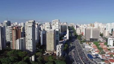 Sao Paulo şehrinin hava manzarası, 23 de Maio Bulvarı 'ndaki araba trafiği, kuzey-güney koridoru, Sao Paulo şehrindeki ticari ve konut binaları, Brezilya.