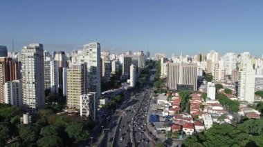 Sao Paulo şehrinin hava manzarası, 23 de Maio Bulvarı 'ndaki araba trafiği, kuzey-güney koridoru, Sao Paulo şehrindeki ticari ve konut binaları, Brezilya.