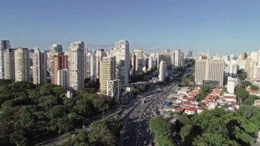 Sao Paulo şehrinin hava manzarası, 23 de Maio Bulvarı 'ndaki araba trafiği, kuzey-güney koridoru, Sao Paulo şehrindeki ticari ve konut binaları, Brezilya.