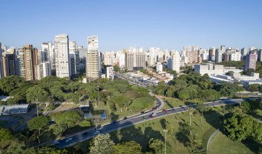 Sao Paulo şehrinin hava manzarası, 23 de Maio Bulvarı 'ndaki araba trafiği, kuzey-güney koridoru. Brezilya 'nın Sao Paulo şehrinde ağaçlar ve Ibirapuera parkının yeşil alanlarıyla korunma alanı..