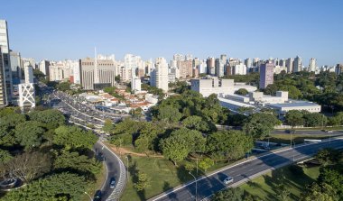 Sao Paulo şehrinin hava manzarası, 23 de Maio Bulvarı 'ndaki araba trafiği, kuzey-güney koridoru. Brezilya 'nın Sao Paulo şehrinde ağaçlar ve Ibirapuera parkının yeşil alanlarıyla korunma alanı..