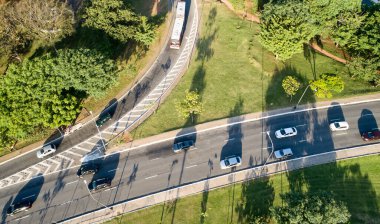 Ibirapuera Parkı 'nın yakınındaki Sao Paulo şehrindeki hava manzaralı, doğayı çok iyi koruyan ormanlık bir bölge..