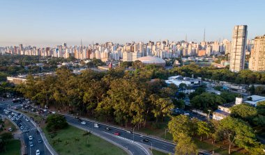 Ibirapuera Park 'ın yanındaki Sao Paulo şehri ve Ibirapuera spor salonunun havadan görünüşü. Brezilya 'nın Sao Paulo şehrinde ağaçlar ve Ibirapuera parkının yeşil alanlarıyla korunma alanı..