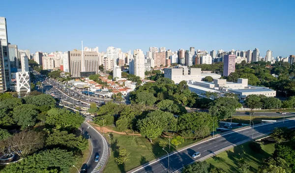 圣保罗市的空中景观 Maio大道的车流 南北走廊 巴西圣保罗Ibirapuera公园拥有树木和绿地的首选地区 — 图库照片