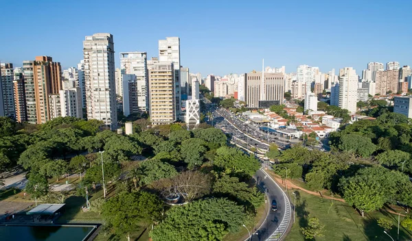 圣保罗市的空中景观 Maio大道的车流 南北走廊 巴西圣保罗Ibirapuera公园拥有树木和绿地的首选地区 — 图库照片