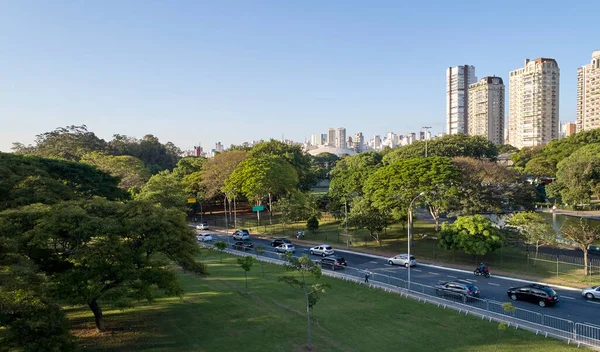 圣保罗市靠近Ibirapuera公园的汽车交通要道 该公园是一个森林茂密的地区 有大量的自然保护区 — 图库照片