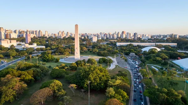 Ibirapuera Parkı Nın Yanındaki Sao Paulo Şehri Dikilitaş Anıtının Havadan — Stok fotoğraf