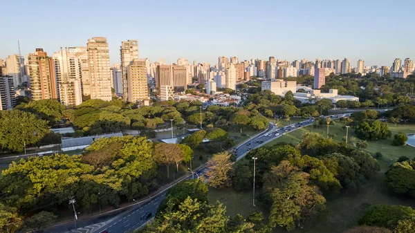 圣保罗市的空中景观 Maio大道的车流 南北走廊 巴西圣保罗Ibirapuera公园拥有树木和绿地的首选地区 — 图库照片