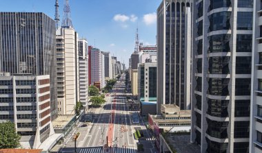 İnsanlar güneşli bir haftasonu Sao Paulo şehrinde Avenida Paulista 'da yürüyor..