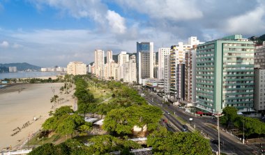 Santos şehrinin hava manzarası, sahil caddesindeki binalar, Baixada Santista 'nın ilçe merkezi, Sao Paulo Eyaleti, Brezilya.