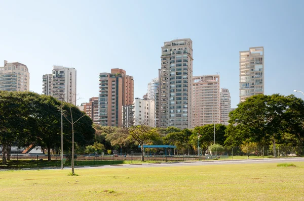 Edificios en Ibirapuera, Sao Paulo ciudad — Foto de Stock