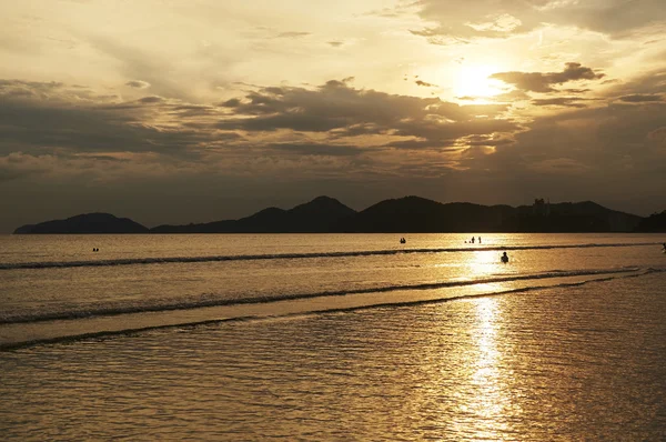 Sonnenuntergang am Strand von Santos, in São Paulo — Stockfoto