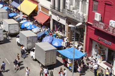 İnsanlar yürüyüş sokak 25 Mart, şehir Sao Paulo, Brezilya.