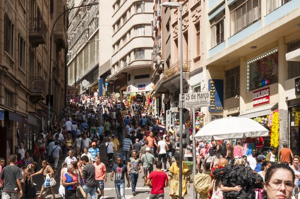 Sokak 25 Mart, yakın kişi şehir Sao Paulo, Brezilya.