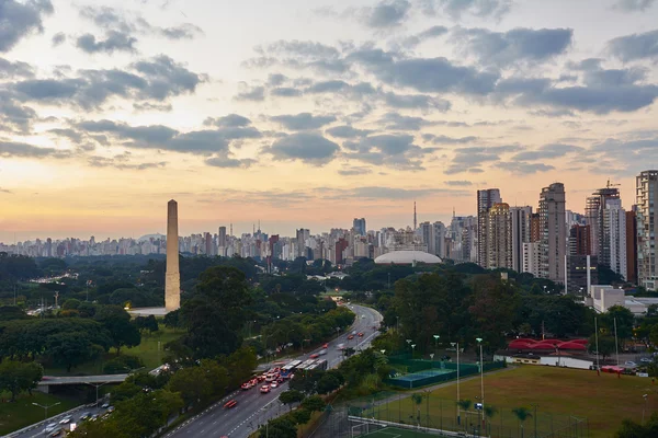 Cidade de São Paulo ao anoitecer, Brasil — Fotografia de Stock