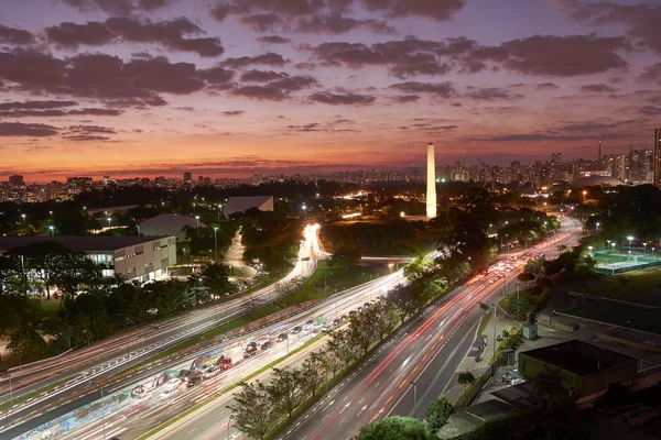 Cidade de São Paulo ao anoitecer, Brasil — Fotografia de Stock