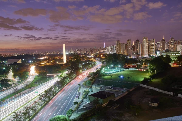 Cidade de São Paulo ao anoitecer, Brasil — Fotografia de Stock
