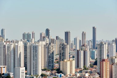 Sao Paulo şehrinin gökdelenleri, binaları ve Tatuape ve Carrao mahallelerinde evleri olan bir şehir..