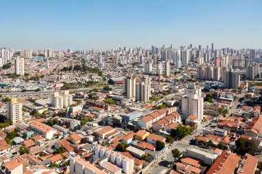 Sao Paulo şehrinin gökdelenleri, binaları ve Tatuape ve Carrao mahallelerinde evleri olan bir şehir..
