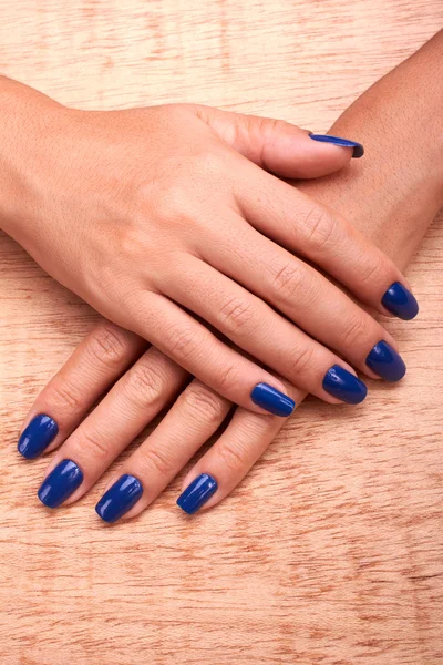 Mains femme avec manucure bleue et vernis à ongles — Photo