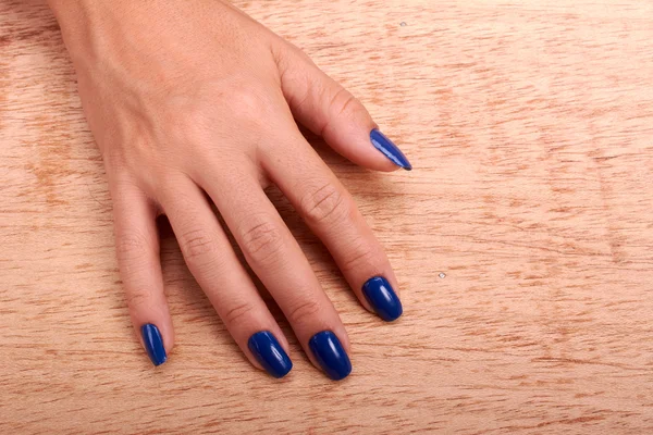 Frauenhände mit blauer Maniküre und Nagellack — Stockfoto