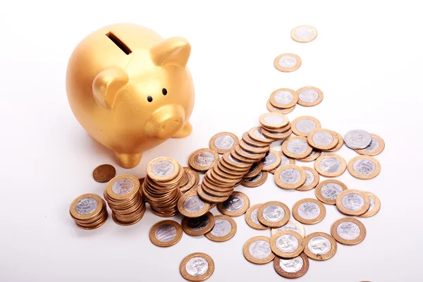 Hucha dorada con ahorros en monedas —  Fotos de Stock