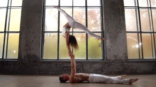 Circus artists making acrobatic tricks as a couple. Concept of healthy lifestyle — Stock Video