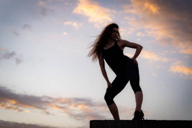  Arka planda çatıda bir kadın dansçı var. Sağlıklı yaşam tarzı, yetenek ve arzu kavramı