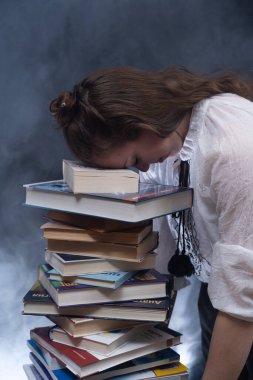 Bayan öğrenci sınavdan önce bir sürü kitaptan kayıyor. Ev eğitimini kabul et.