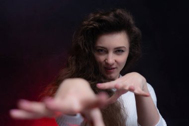 Mutlu, kıvırcık, gülümseyen, kendine güvenen kadın izole edilmiş arka planda..