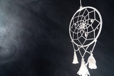 Siyah arka planda dumanlı bir düş kapanı mistik bir özellik.