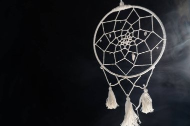 Siyah arka planda dumanlı bir düş kapanı mistik bir özellik.