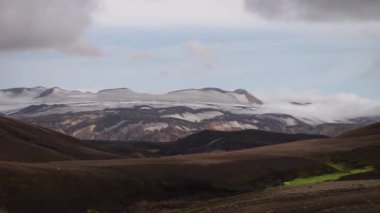 Buzullu, tepeli ve yosunlu güzel bir manzara. Fimmvorduhals yolu üzerinde. Landmannalaugar yakınlarında.
