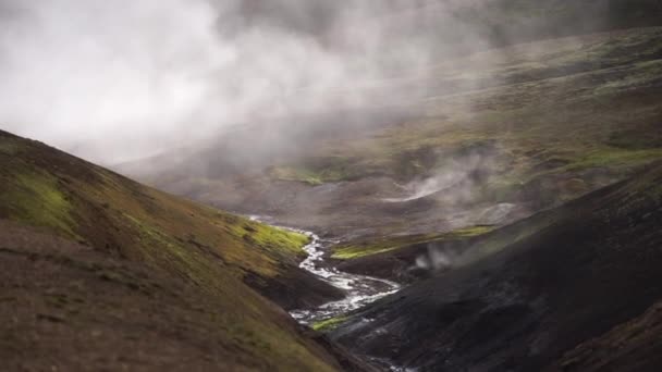 Vulkaniska aktiva landskap med groda, glaciär, kullar och grön mossa på Fimmvorduhals leden nära Landmannalaugar av sommar solig dag, Island — Stockvideo