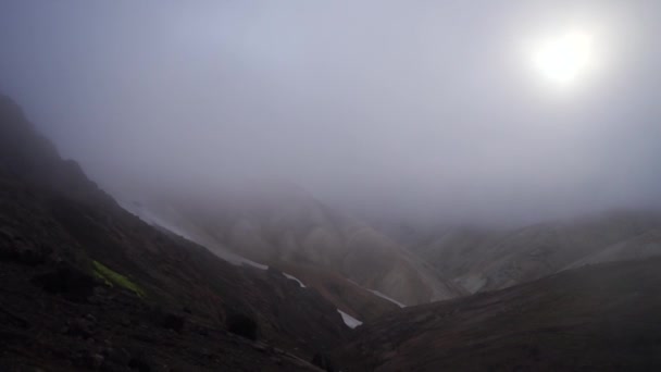 夏の晴れた日、アイスランドのLandmannalugar近くのFimvordualsトレイルの氷河、丘、苔と霧の神秘的な火山の風景 — ストック動画