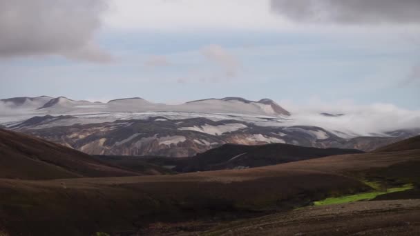 Vackert landskap med glaciär, kullar och mossa på Fimmvorduhals leden nära Landmannalaugar av sommar solig dag, Island — Stockvideo