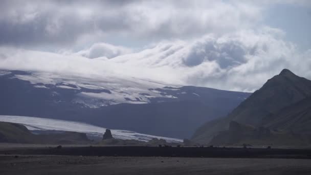 Volkanik manzaralı panoramik dağ manzarası. İzlanda 'da Laugavegur yürüyüşü — Stok video