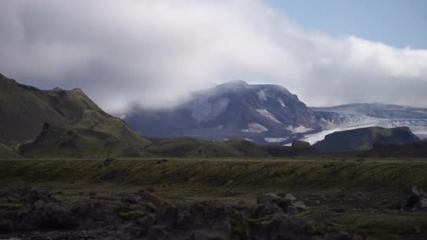 Vista panorâmica da montanha com paisagem vulcânica. Laugavegur trek na Islândia — Vídeo de Stock